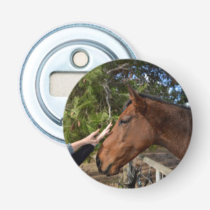 Brown Horse noemde Bennie die van een pat houdt. Button Flesopener