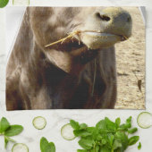 Brown Koe Munching Hay Face Theedoek (Gevouwen)