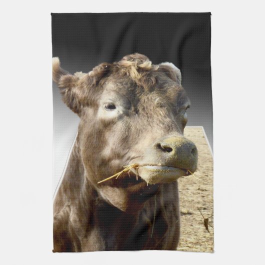 Brown Koe Munching Hay Face Theedoek (Verticaal)
