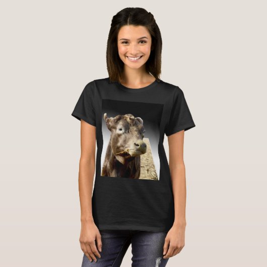 Brown Koe Munching on Hay, T-shirt (Voorkant volledig)