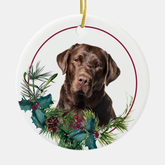 Brown Labrador Retriever Evergreen Berry Wreath Keramisch Ornament (Voorkant)