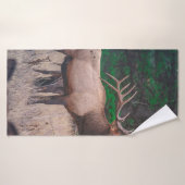 BROWN MOOSE NEAR GREEN TREE OP DAGTIME BADHANDDOEK (Badhanddoek)