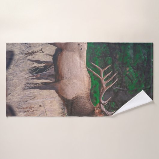 BROWN MOOSE NEAR GREEN TREE OP DAGTIME BADHANDDOEK (Badhanddoek)