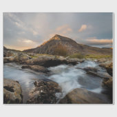 BROWN MOUNTAIN NEAR BODY OF WATER UNDER CLOUDY SKY CADEAUPAPIER (Vlak)