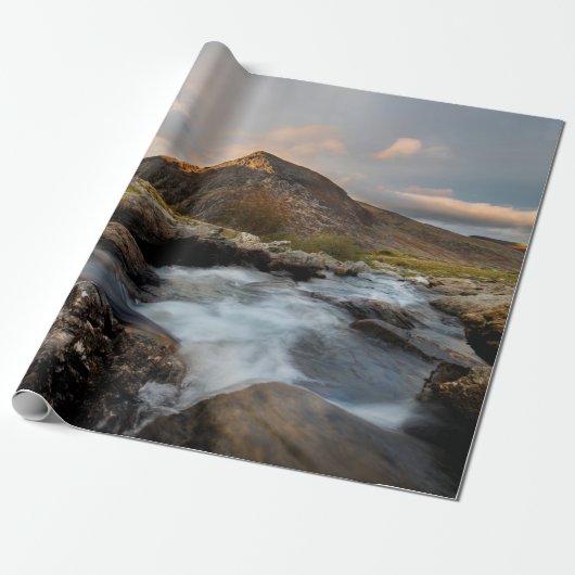 BROWN MOUNTAIN NEAR BODY OF WATER UNDER CLOUDY SKY CADEAUPAPIER (Uitgerold)