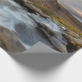 BROWN MOUNTAIN NEAR BODY OF WATER UNDER CLOUDY SKY CADEAUPAPIER (Hoek)