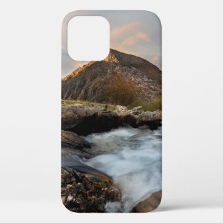 BROWN MOUNTAIN NEAR BODY OF WATER UNDER CLOUDY SKY Case-Mate iPhone CASE