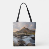 BROWN MOUNTAIN NEAR BODY OF WATER UNDER CLOUDY SKY TOTE BAG (Achterkant)