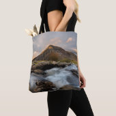 BROWN MOUNTAIN NEAR BODY OF WATER UNDER CLOUDY SKY TOTE BAG (Dichtbij)