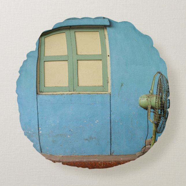 BROWN PEDESTAL FAN ROND KUSSEN (Voorkant)