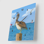 Brown Pelican op Post Vierkante Klok (Hoek)