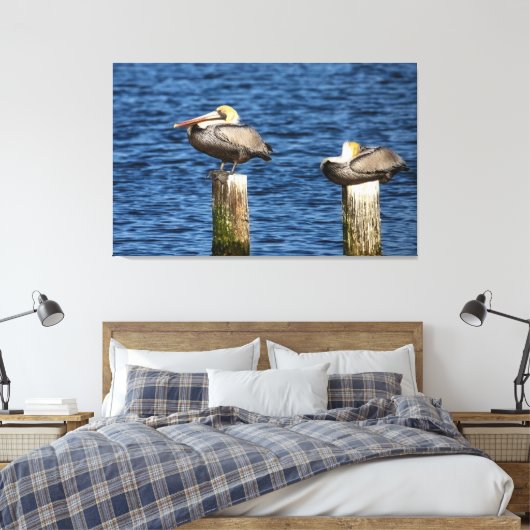 Brown Pelican Pair die op poten staat Canvas Afdruk (Insitu (Slaapkamer))