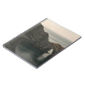 BROWN ROCKY MOUNTAIN BESIDE BODY OF WATER TIJDENS  NOTITIEBOEK (Linkerzijde)