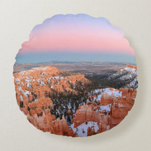 BROWN ROCKY MOUNTAIN ONDER BLUE SKY ROND KUSSEN