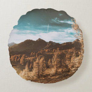 BROWN ROCKY MOUNTAIN ONDER BLUE SKY TIJDENS DAGEN ROND KUSSEN