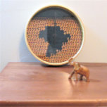 Brown Tan Black Africa Map Artisan Crochet Print<br><div class="desc">Afbeelding dat op de wandklok is gedrukt,  is van een foto van een originele wandbekleding die met de hand is ontworpen en Copyright © door de gepubliceerde ontwerper Delores Chamblin. Het afbeelding van het unieke handgemaakte zwarte en bruine Afrikaanse kaartontwerp wordt op de klok weergegeven.</div>