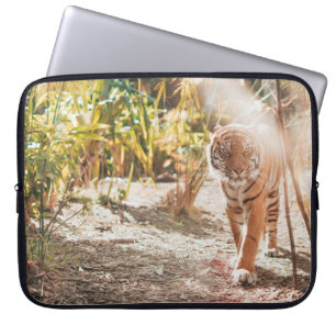 BROWN TIGER IN WALKING GESTAND LAPTOP SLEEVE