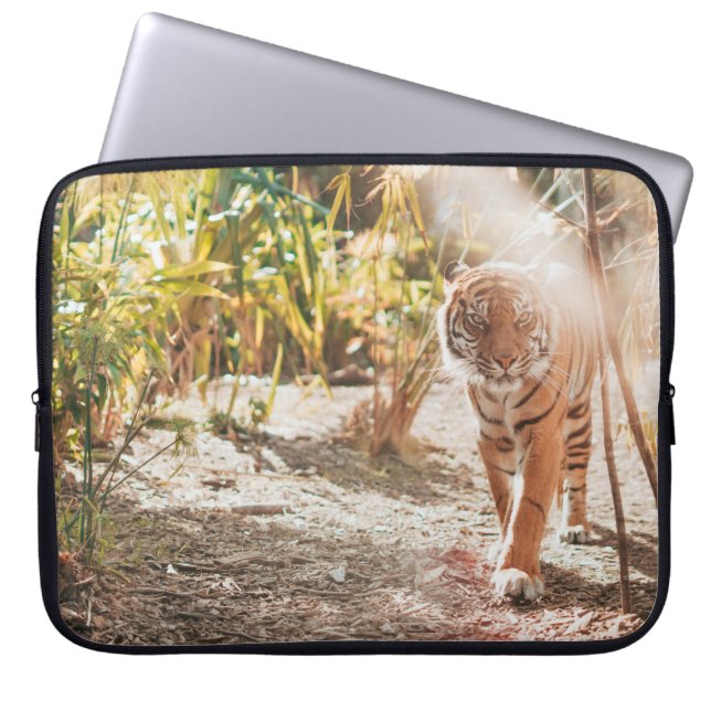 BROWN TIGER IN WALKING GESTAND LAPTOP SLEEVE (Voorkant)