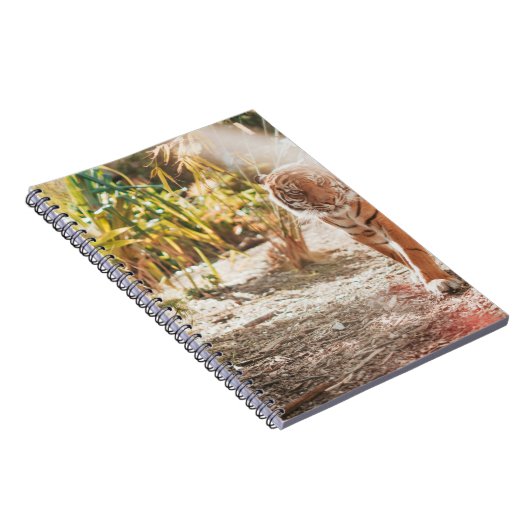 BROWN TIGER IN WALKING GESTAND NOTITIEBOEK (Rechterzijde)