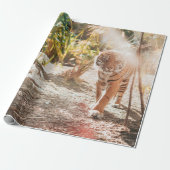 BROWN TIGER IN WALKING GESTURE CADEAUPAPIER (Uitgerold)
