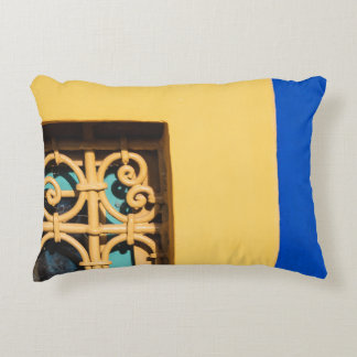 BROWN WOODEN DEUR MET BRASS DEUR-NIVEAU ACCENT KUSSEN