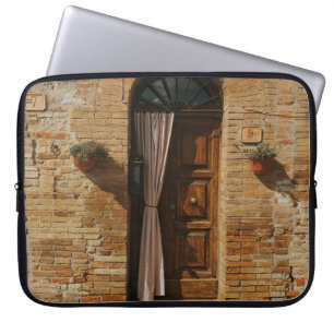 BROWN WOODEN DEUR OP BROWN BRICK WALL LAPTOP SLEEVE
