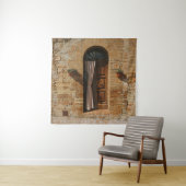 BROWN WOODEN DEUR OP BROWN BRICK WALL WANDKLEED (In situ)