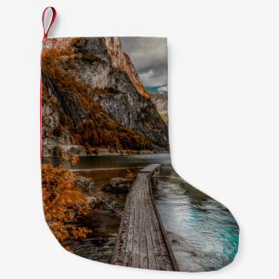 BROWN WOODEN DOCK NEAR MOUNTAIN TIJDENS DAG KLEINE KERSTSOK