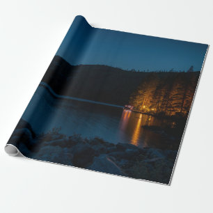 BROWN WOODEN DOCK OP BLAUWE LAKE TIJDENS DE NACHT CADEAUPAPIER