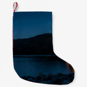 BROWN WOODEN DOCK OP BLAUWE LAKE TIJDENS DE NACHT KLEINE KERSTSOK