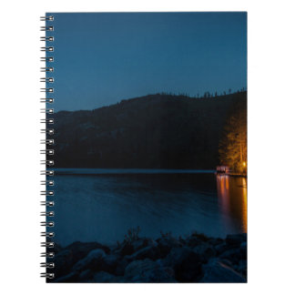 BROWN WOODEN DOCK OP BLAUWE LAKE TIJDENS DE NACHT NOTITIEBOEK