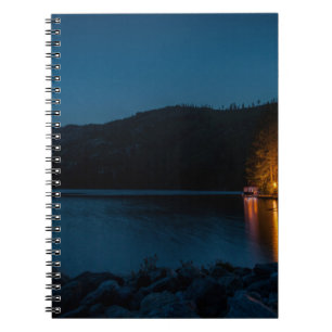 BROWN WOODEN DOCK OP BLAUWE LAKE TIJDENS DE NACHTT NOTITIEBOEK