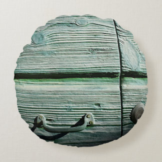 Brown wooden drawer rond kussen