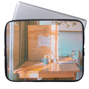 BROWN WOODEN TABEL MET WITTE PRINTER PAPIER LAPTOP SLEEVE
