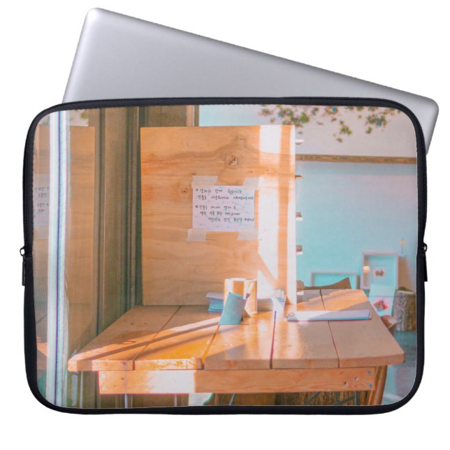 BROWN WOODEN TABEL MET WITTE PRINTER PAPIER LAPTOP SLEEVE (Voorkant)