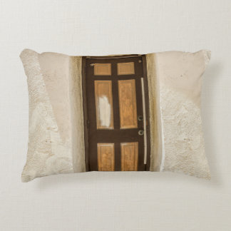 BROWN WOODEN VENSTER OP WITTE CONCRETE WALL ACCENT KUSSEN