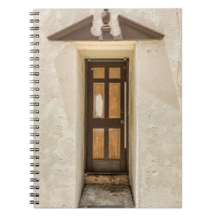 BROWN WOODEN VENSTER OP WITTE CONCRETE WALL NOTITIEBOEK