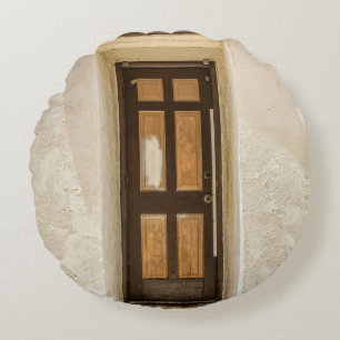 BROWN WOODEN VENSTER OP WITTE CONCRETE WALL ROND KUSSEN