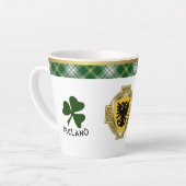 Browne Irish Shield & Tartan gepersonaliseerd Latte Mok (Linkerhoek)