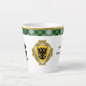 Browne Irish Shield & Tartan gepersonaliseerd Latte Mok (Voorkant)