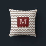 Brownish tan Zig Zag Pattern met diepe rode doos Kussen<br><div class="desc">Een zeer trendy statement kussen met een bruinzalig zondzag patroon en diepe rode monogram doos. Voeg uw initiaal toe in het voorste midden van de kussen. Voor een passende en coördinerende kussens, zie anderen in mijn opslag. Haal een paar kussens en speel een volledige naam of een woord uit.</div>