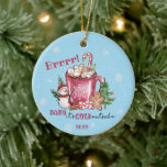 Brr! Baby Het is koud buiten Snowman en Hot Cocaca Keramisch Ornament<br><div class="desc">Dit schattige, grillige ornament is hemelblauw met een rode sneeuwvlok mok van hete cacao met marshmallows en een pepermuntstokje. Naast het zijn een schattige kleine sneeuwpop, kaneelstokjes, een koekjeskoekje en snoepjes pepermunt en een kleine dennenboom. Onder de mok staat: "Het is koud buiten" en je personaliseert je met de datum....</div>