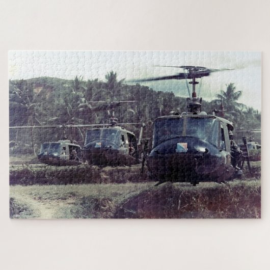 Bruce Crandall Leading UH-1 Huey Formation Legpuzzel (Horizontaal)
