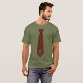 Bruce Tartan Necktie T-Shirt met badge (Voorkant volledig)