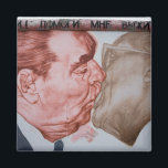 Bruderkuss Magneet<br><div class="desc">Deze souvenirmagneet bevat een foto van de East Side Gallery in Berlijn, de voormalige Berlijnse Muur, waarop de muurschildering met de titel Bruderkus - broederlijke kus te zien is. De tekst kan worden aangepast of verwijderd. De magneten maken een ideaal geschenk, of een persoonlijk cadeau om op je koelkast of...</div>