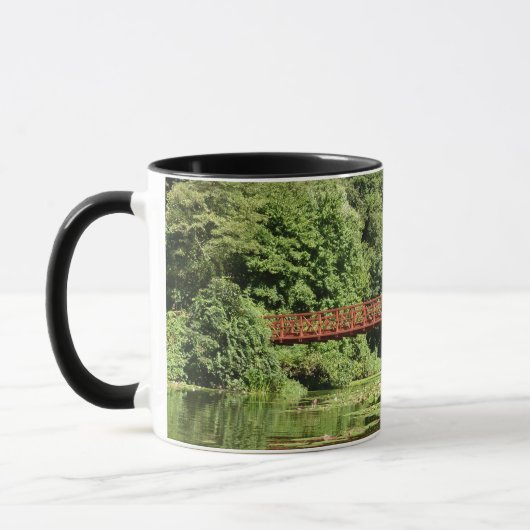 Brug bij het meer van het honderdjarig bestaan in mok (Links)