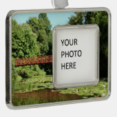 Brug bij het meer van het honderdjarig bestaan in  verzilverd omlijst ornament (Rechts)