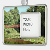 Brug bij het meer van het honderdjarig bestaan in  verzilverd omlijst ornament (Links)