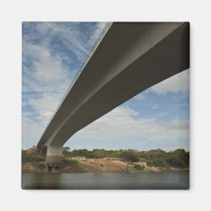 Brug die Guyana met Brazilië verbindt over Takutu Magneet