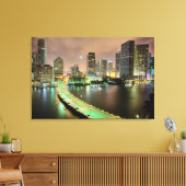 Brug loopt over de waterweg naar het centrum van M Canvas Afdruk (Insitu (Woonkamer))